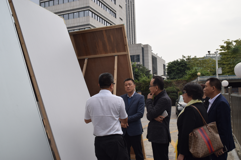 金會(huì)長(zhǎng)及企業(yè)家們?cè)诹私獗娀菅b飾板