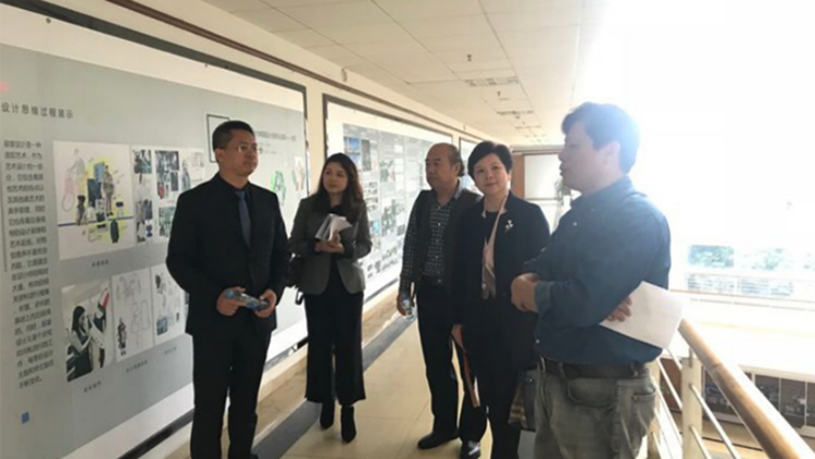 李德峰一行參觀創(chuàng)意設計成果